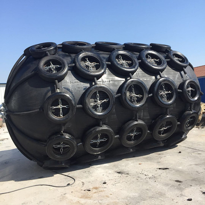 O para-choque de borracha pneumático de Marine Vessel Ship 50kPa com pneus e as correntes protegem o navio da doca