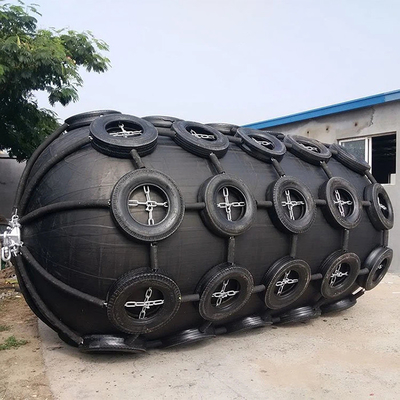 O para-choque de borracha pneumático de Marine Vessel Ship 50kPa com pneus e as correntes protegem o navio da doca
