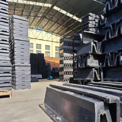 Fender de borracha de arco negro para proteção duradoura do porto e do cais