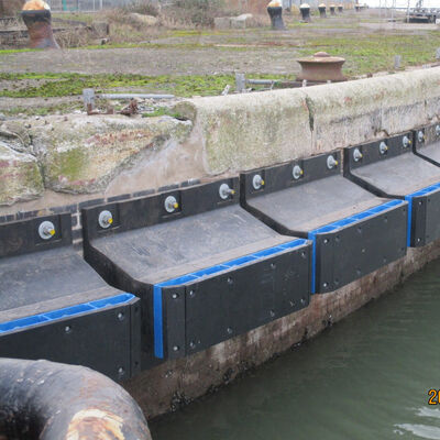 Marine V Fender Dock Bumper com alta absorção de energia Construção de borracha durável e baixa manutenção